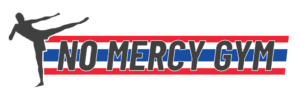 Op deze afbeelding is het logo van No Mercy Gym zichtbaar.